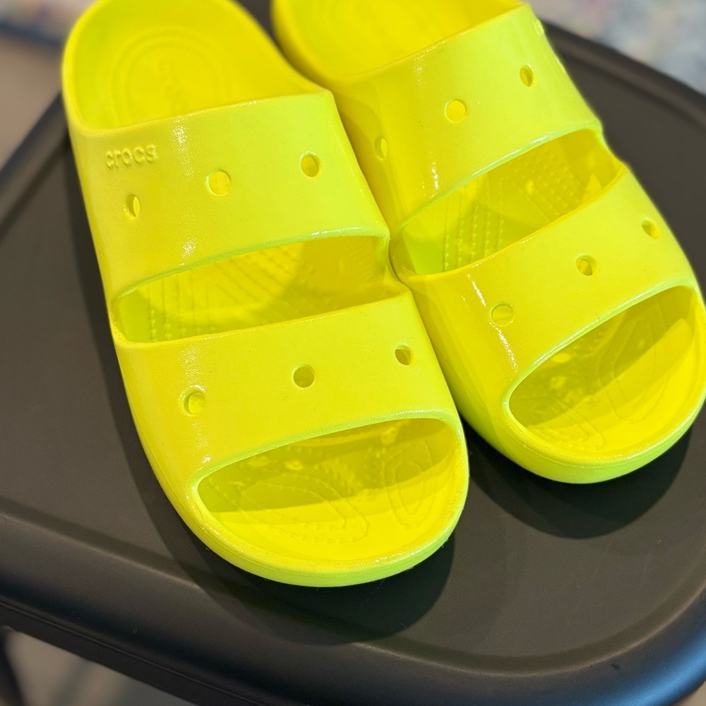 Crocs Classic Sandals - Neon Yellow - W 9
